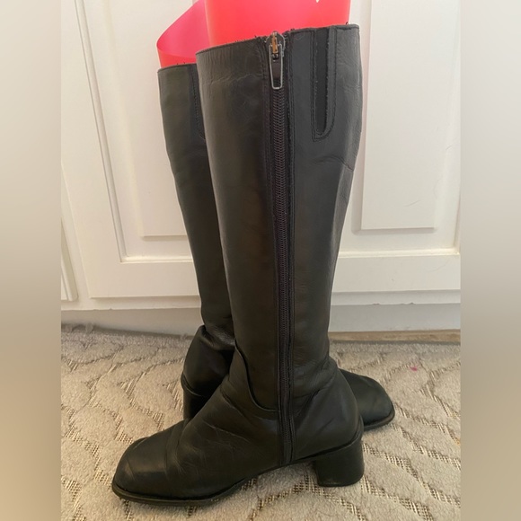 Aquatalia size 6.5 black leather boots with side zipper - Picture 5 of 7